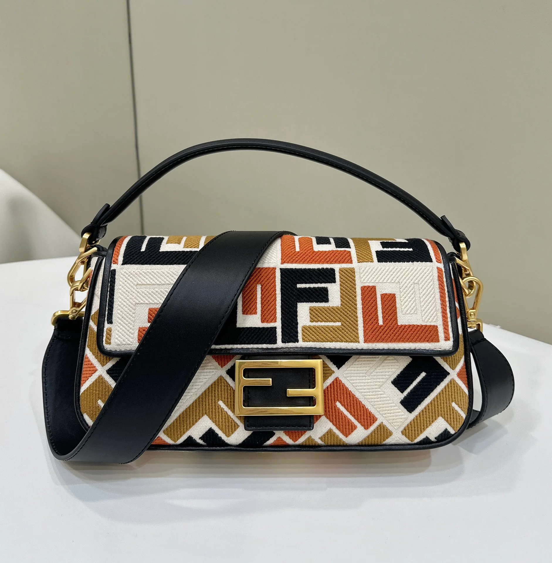 Классические Сумки Женские Fendi 18116181