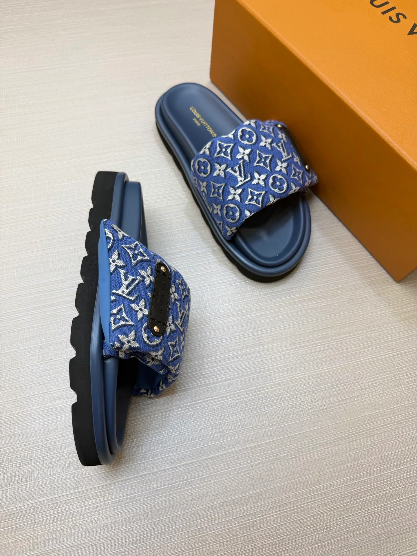 Шлепанцы Женские Louis Vuitton 18011828