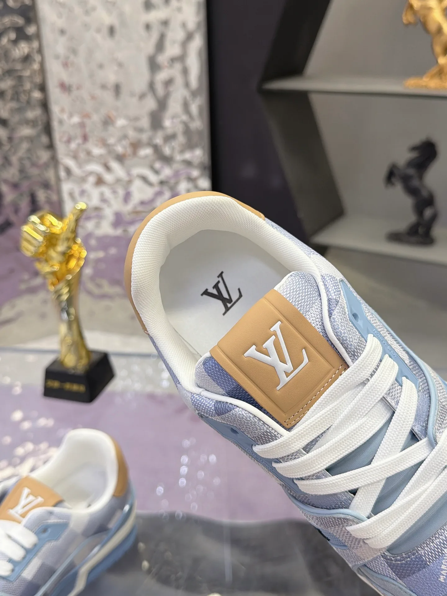 Кроссовки Женские Louis Vuitton 18104018