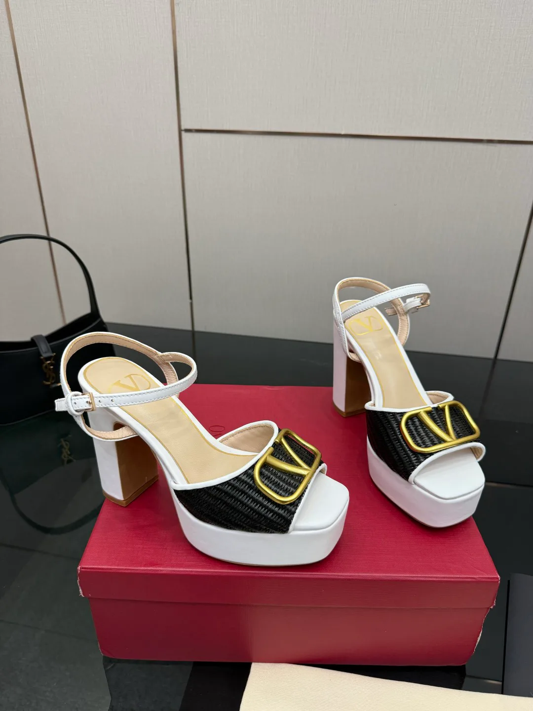 Босоножки Женские Valentino 13241316