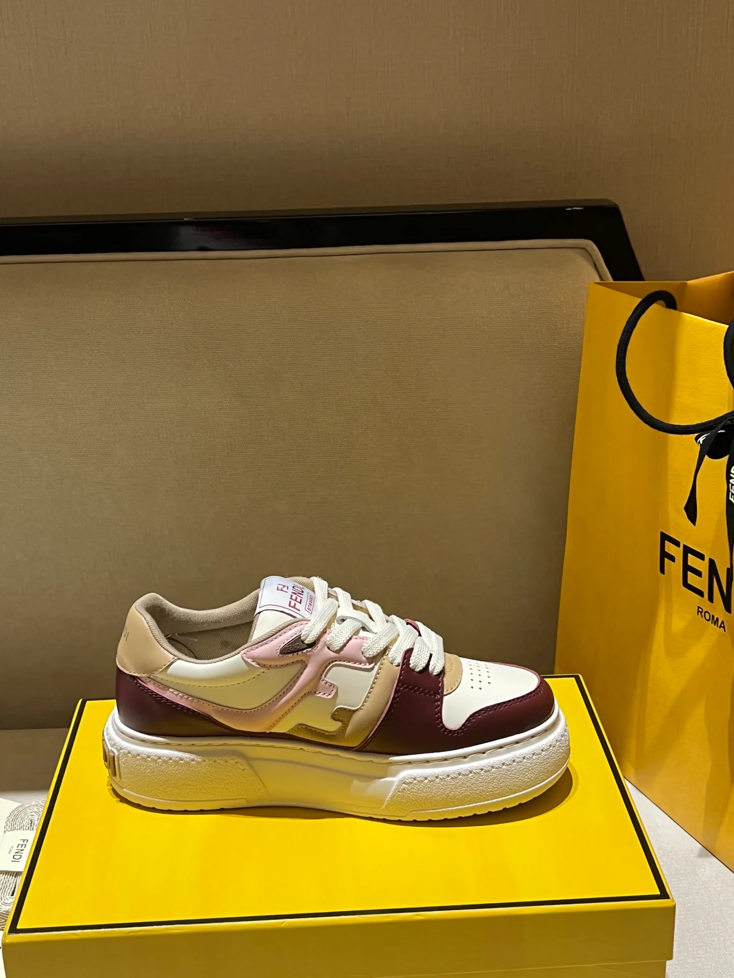 Кроссовки Женские Fendi 11275796