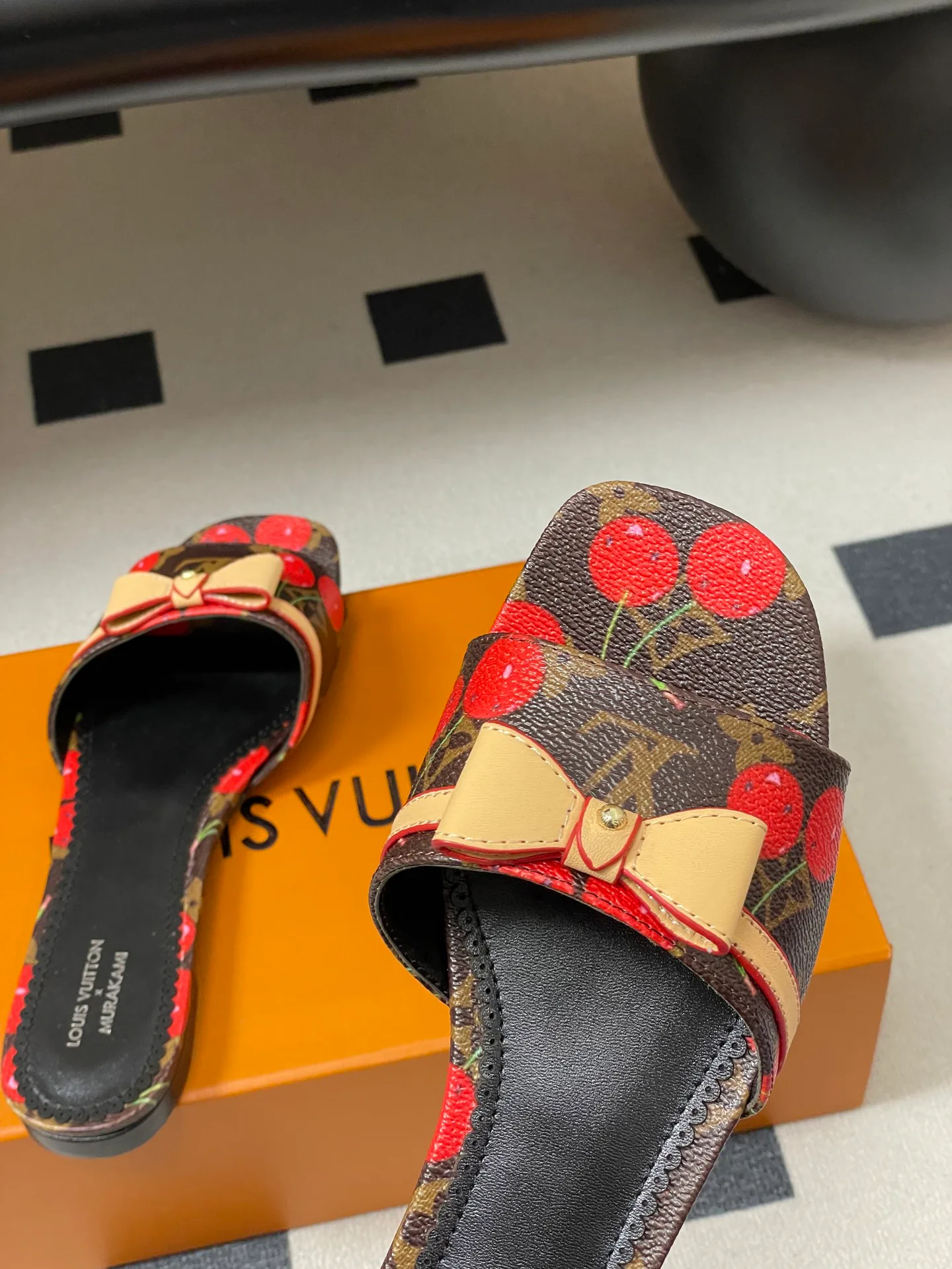 Шлепанцы Женские Louis Vuitton 3361685