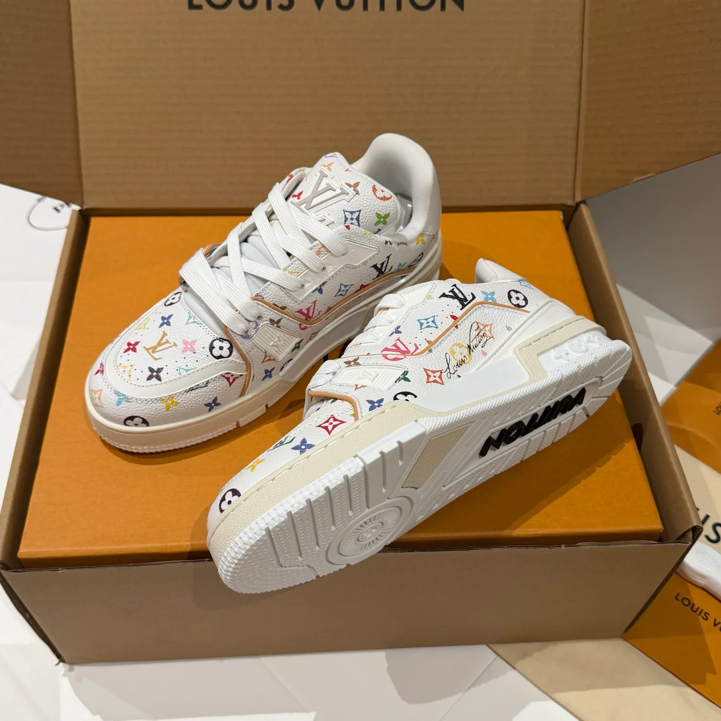 Кроссовки Женские Louis Vuitton 18121549