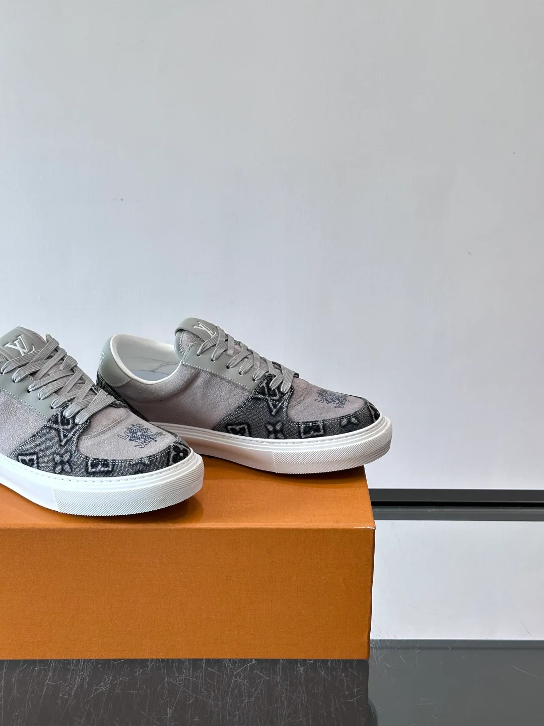 Кроссовки Женские Louis Vuitton 17037735