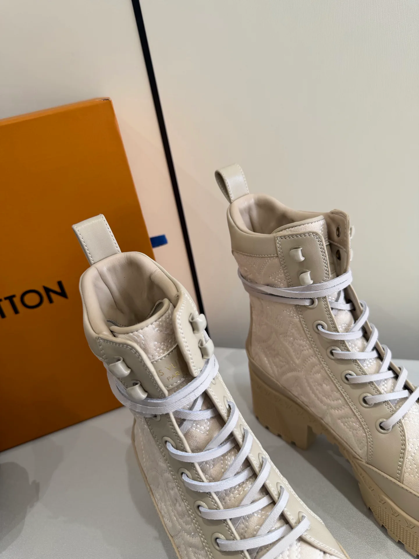 Ботинки Женские Louis Vuitton 19270933