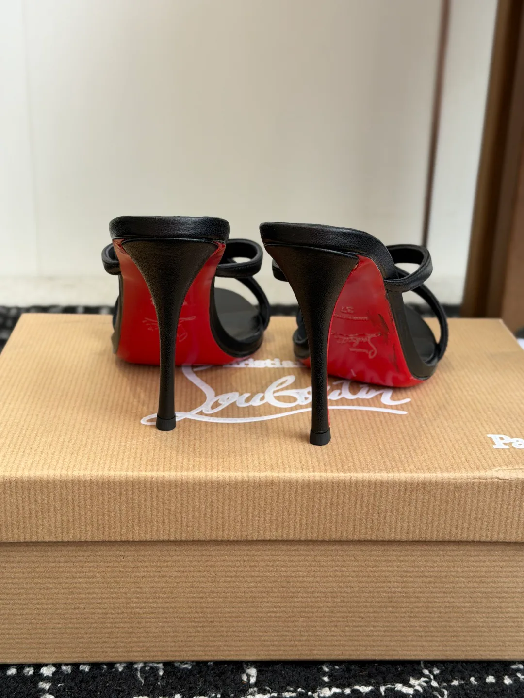 Босоножки Женские Christian Louboutin 17936548