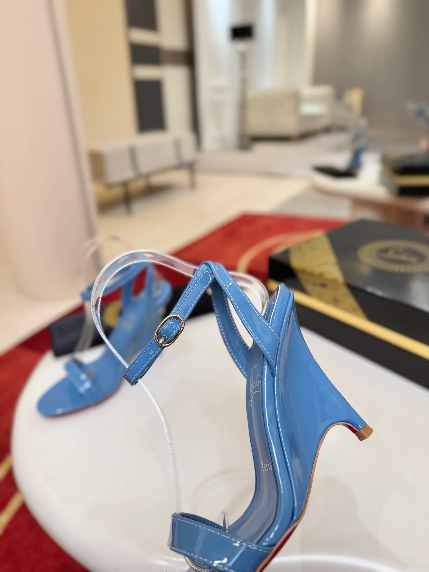 Босоножки Женские Christian Louboutin 18549164