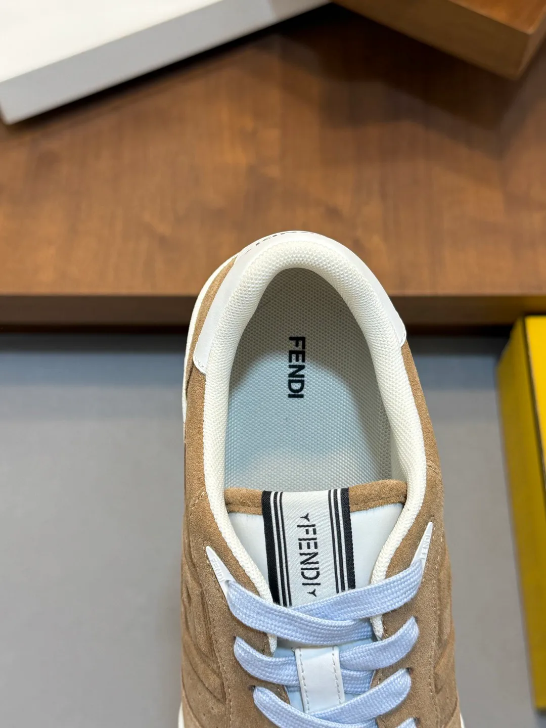 Кроссовки Женские Fendi 18116590