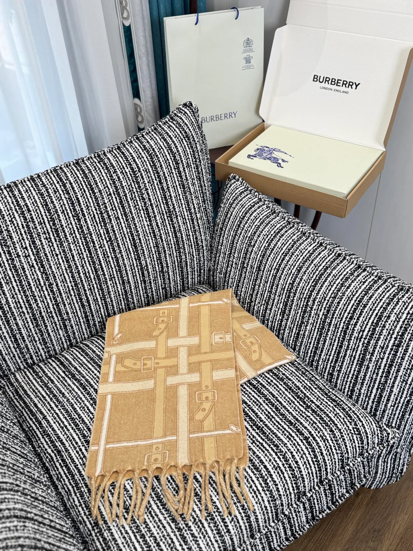 Шарфы Burberry 18523944