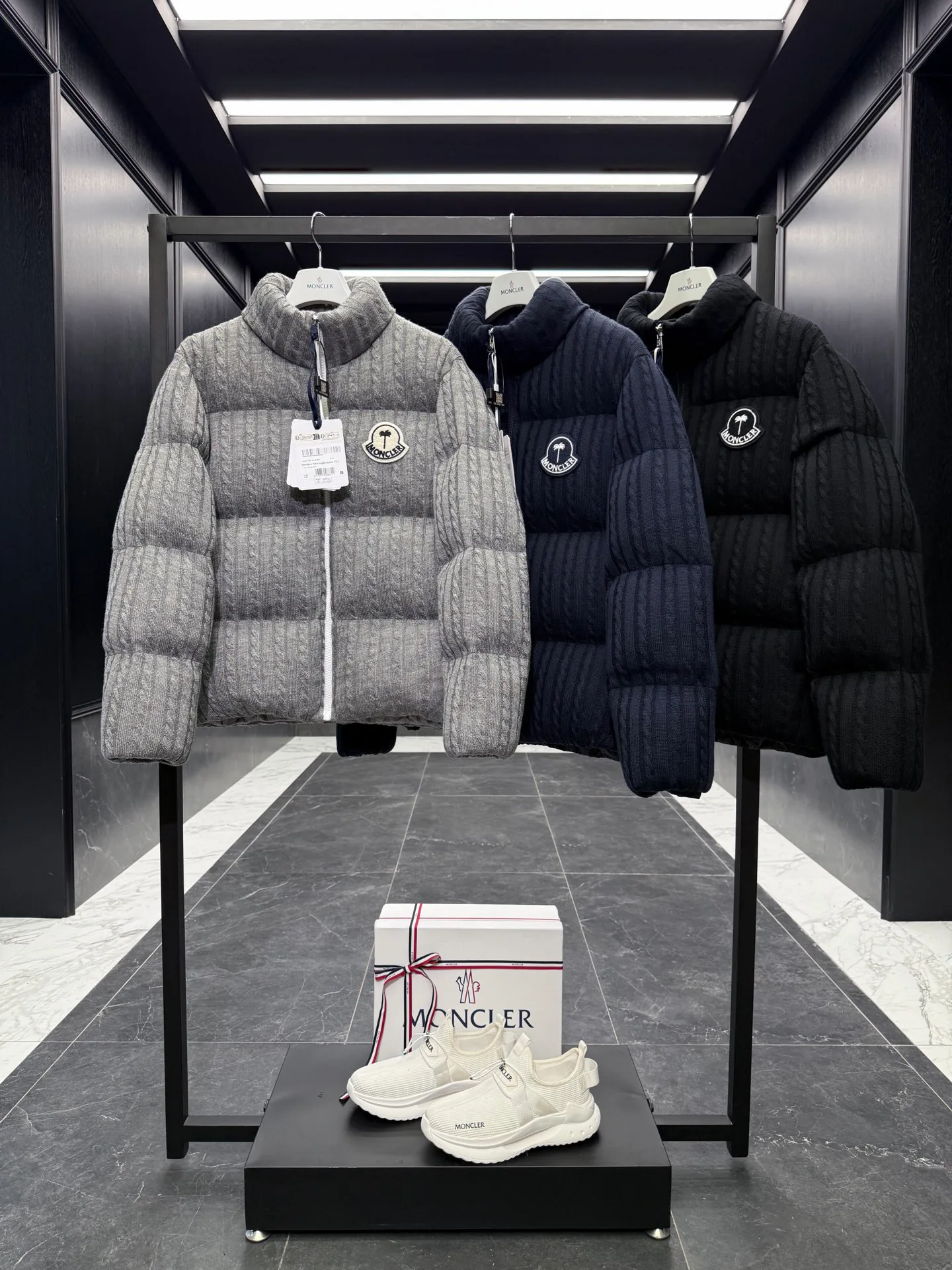 Куртки И Пуховики Женские Moncler 18971781