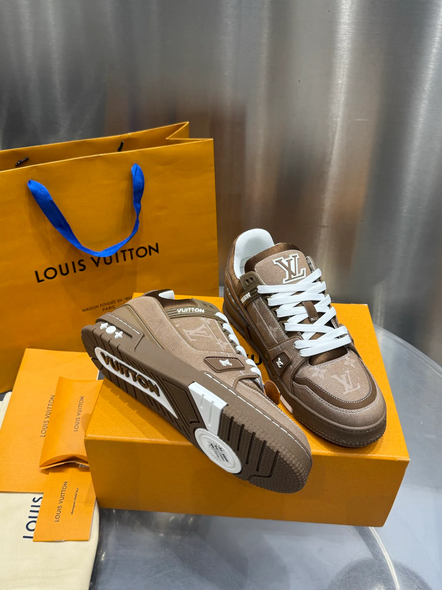Кроссовки Женские Louis Vuitton 19073341