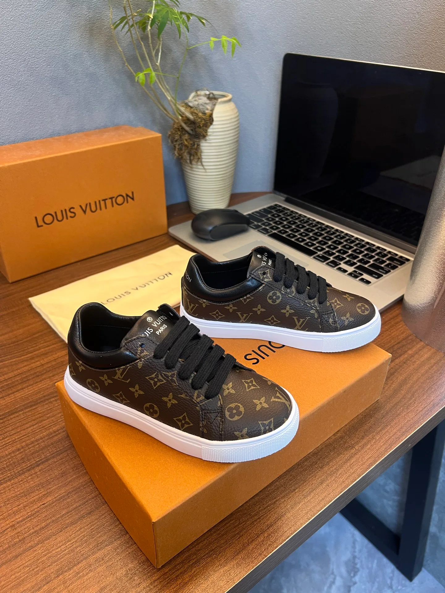Кроссовки Женские Louis Vuitton 18077535