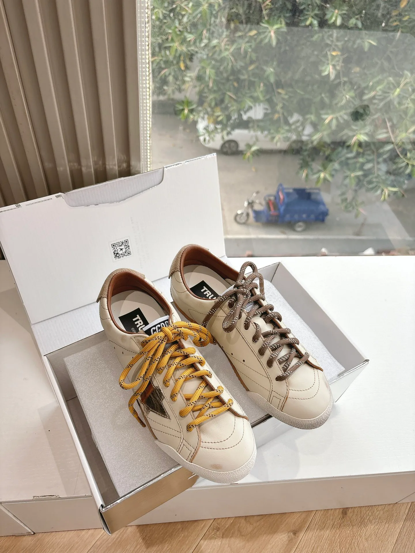 Кроссовки Женские Golden Goose 17572245