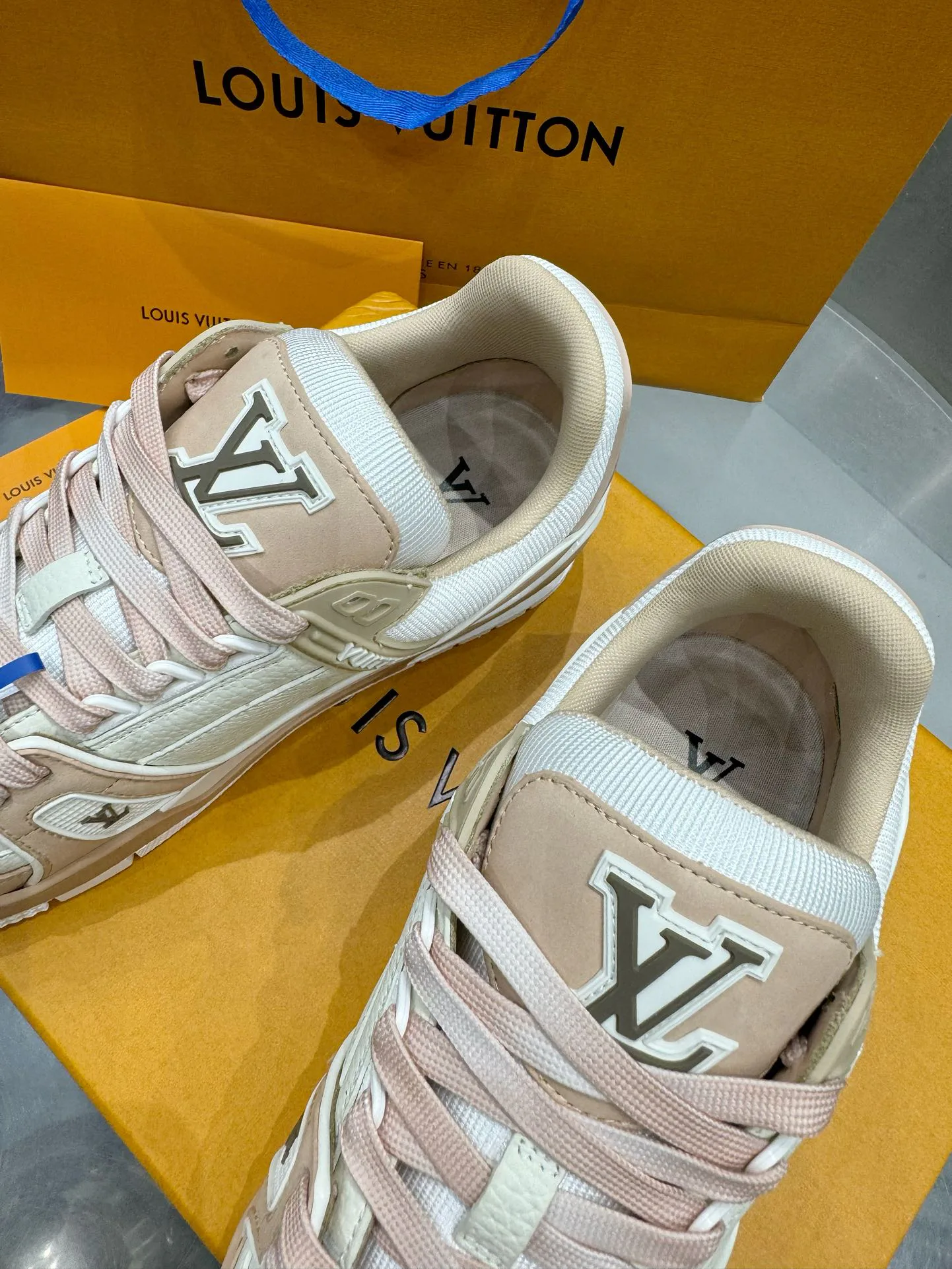 Кроссовки Женские Louis Vuitton 19073367