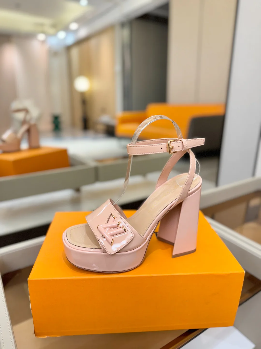 Босоножки Женские Louis Vuitton 17946857
