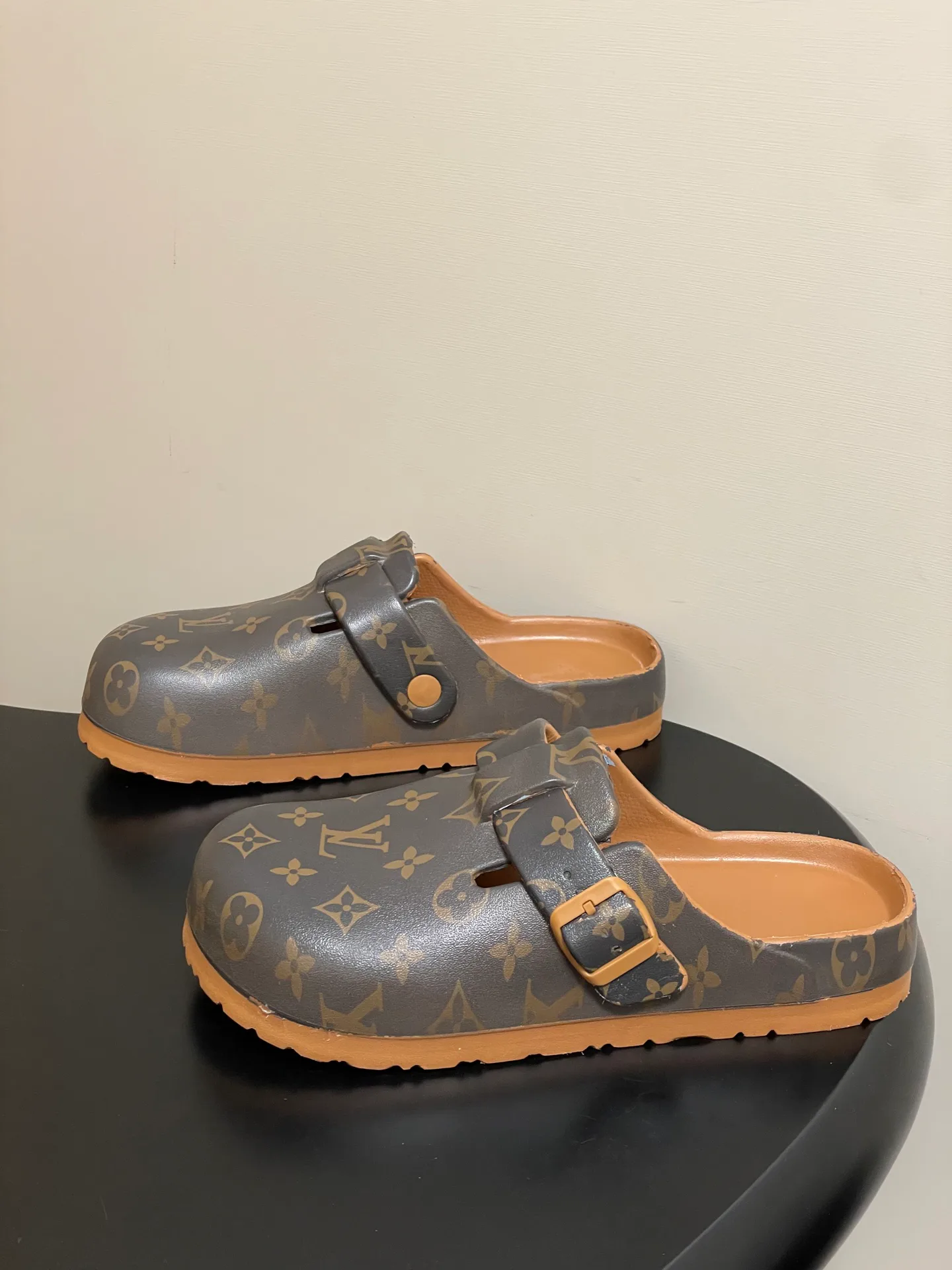 Шлепанцы Женские Louis Vuitton 11579016