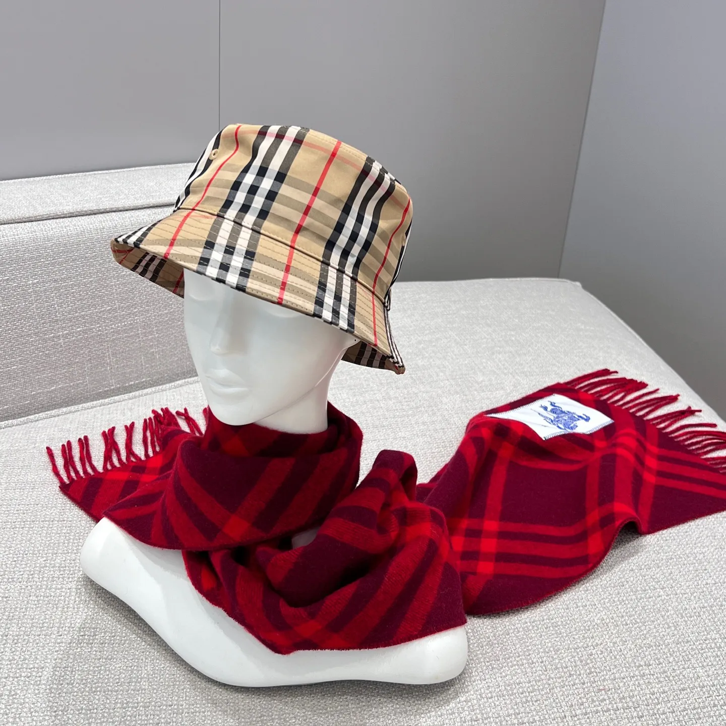 Шарфы Burberry 17945507
