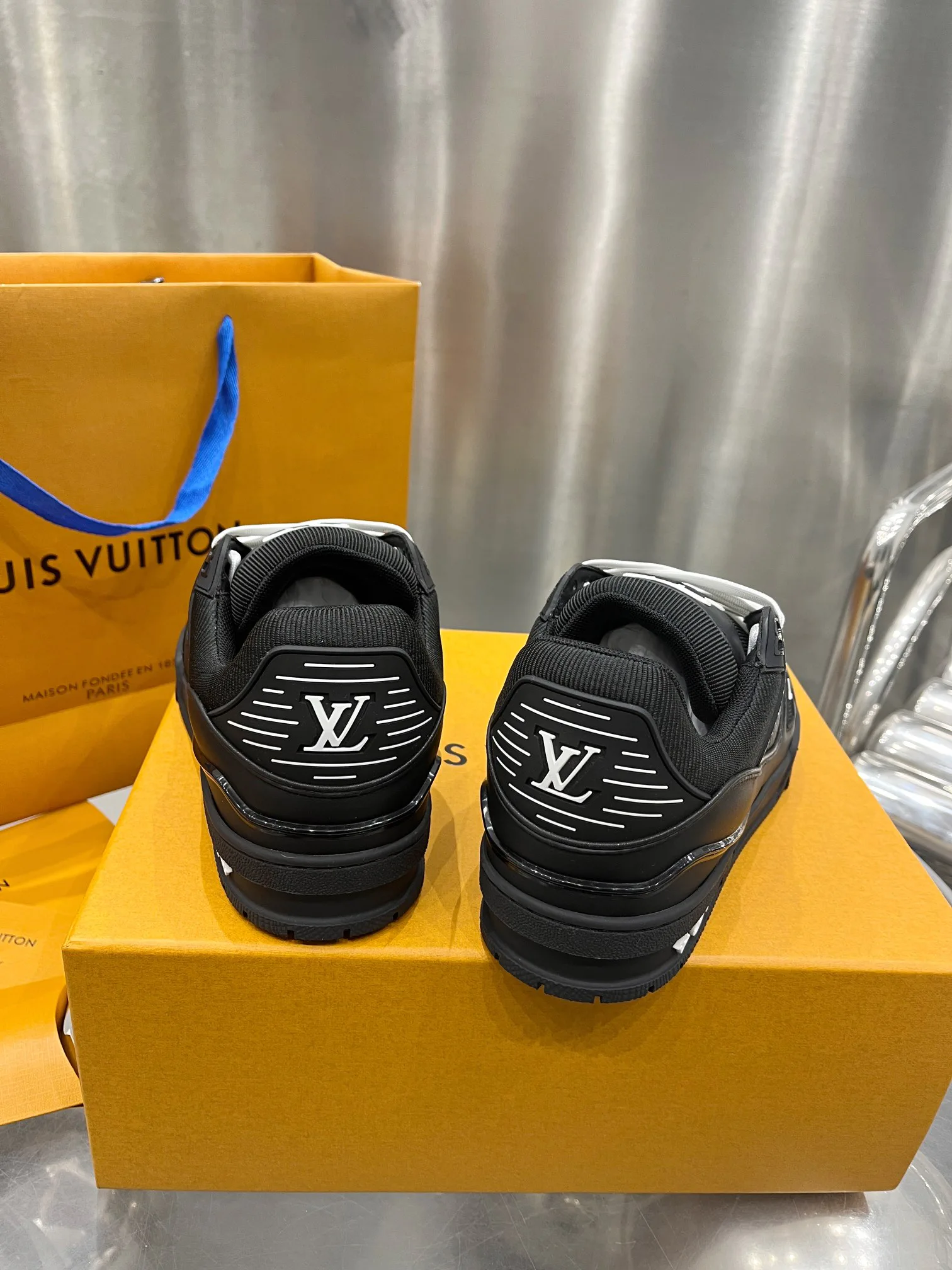Кроссовки Женские Louis Vuitton 19073376