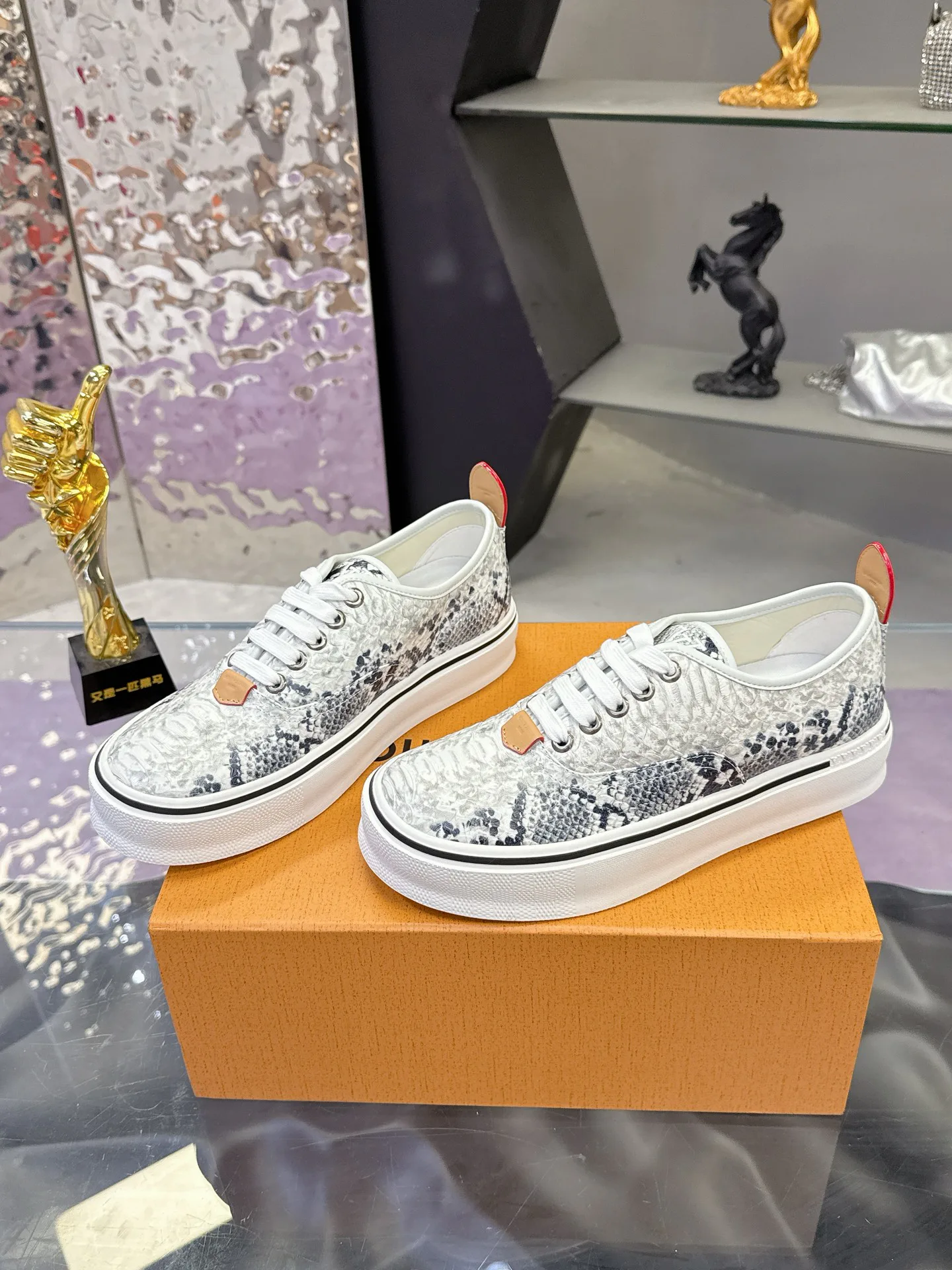 Кроссовки Мужские Louis Vuitton 17930911