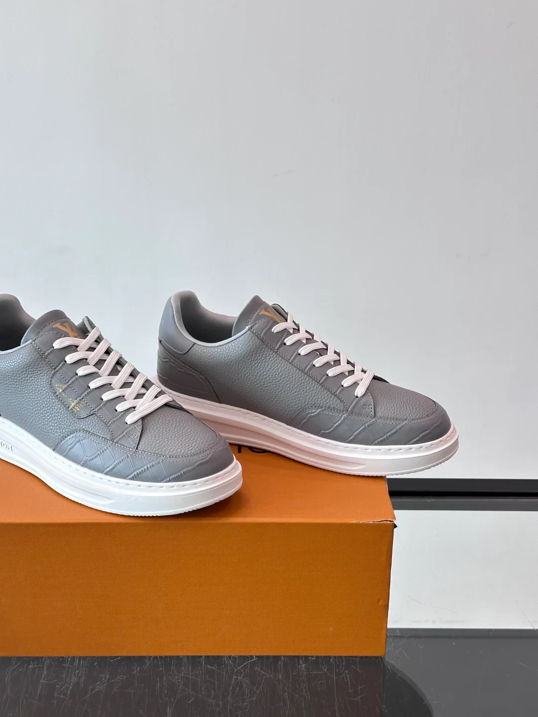Кроссовки Женские Louis Vuitton 18400576