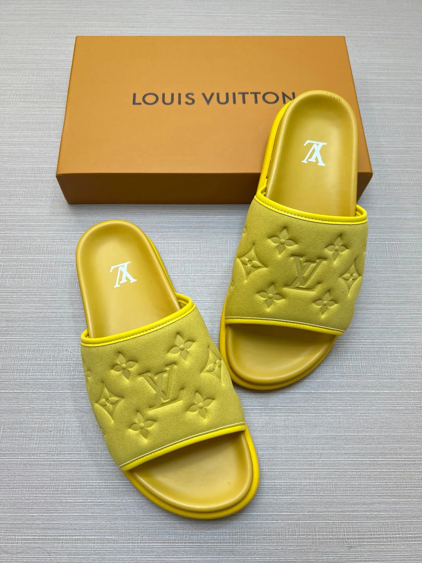 Шлепанцы Женские Louis Vuitton 18011810