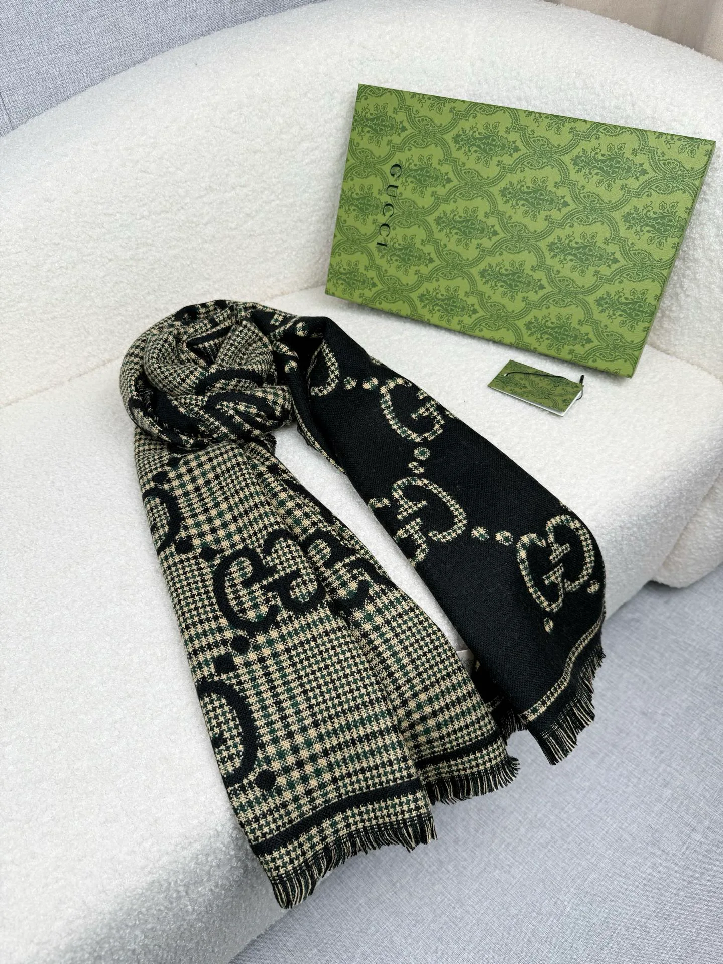Шарфы Gucci 18675817