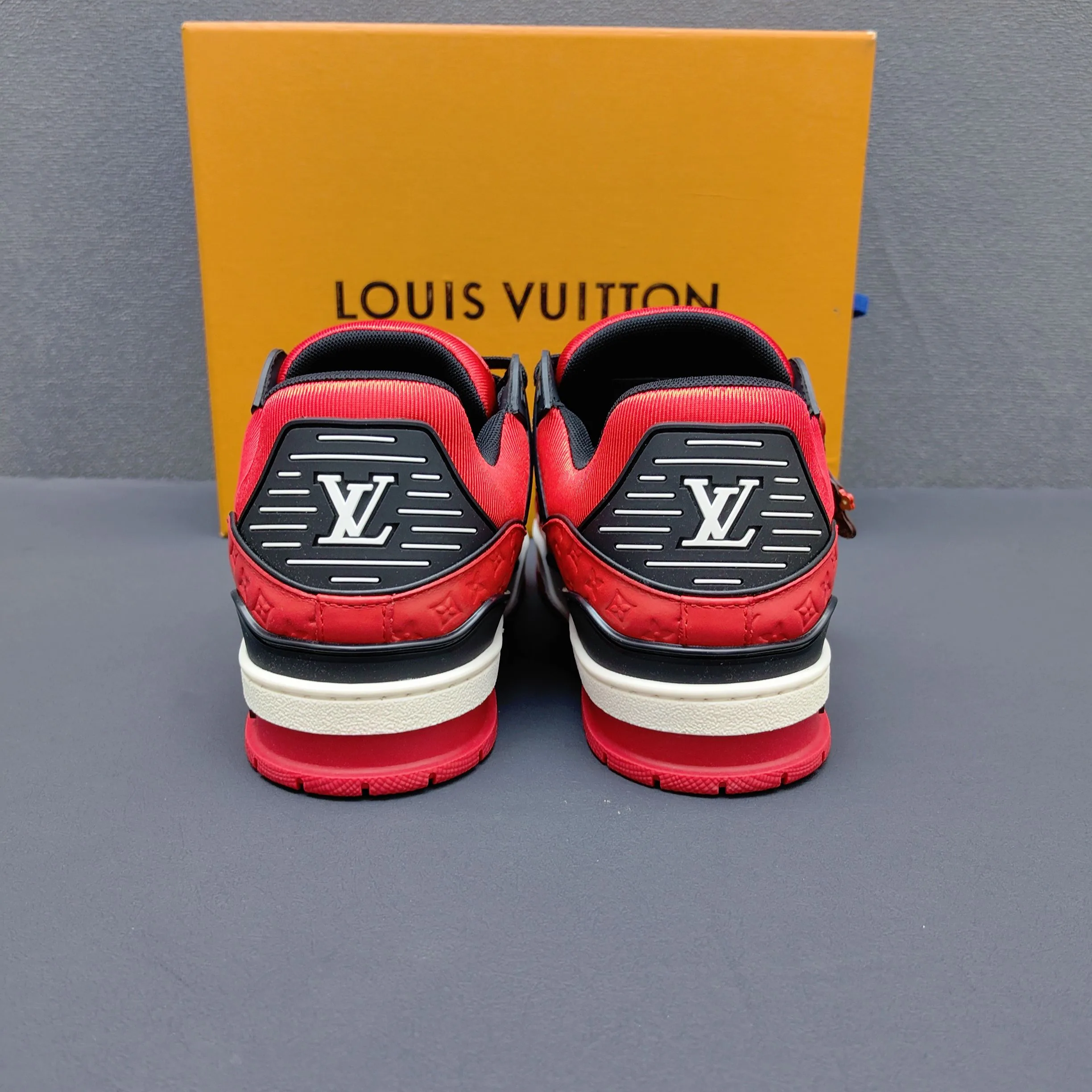 Кроссовки Женские Louis Vuitton 17725109