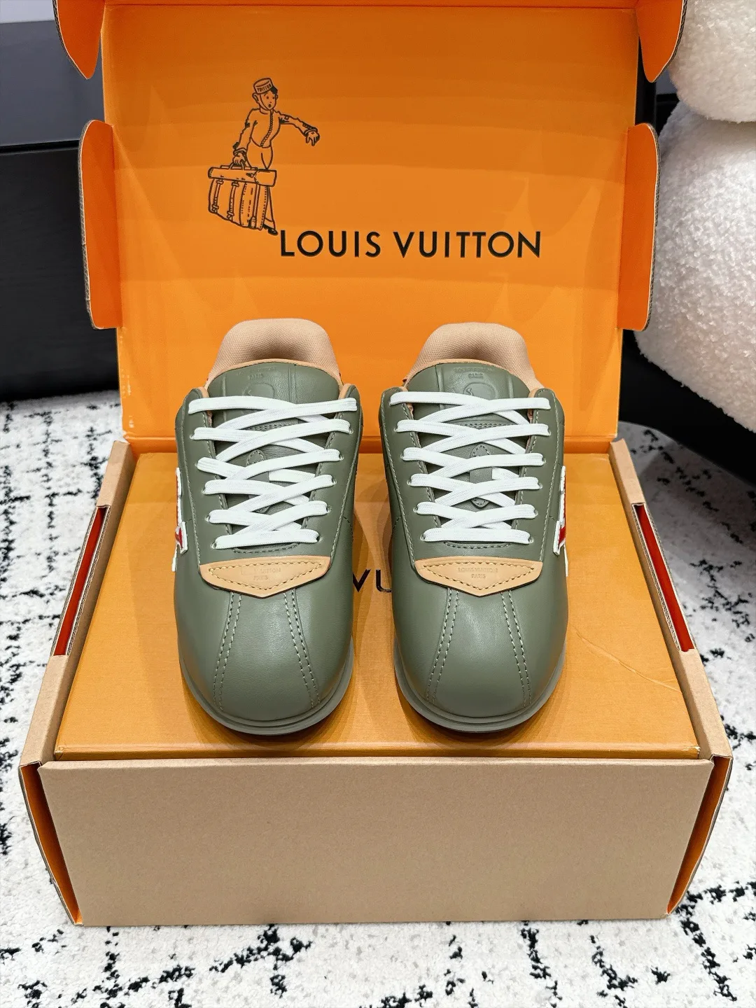 Кроссовки Женские Louis Vuitton 18406493
