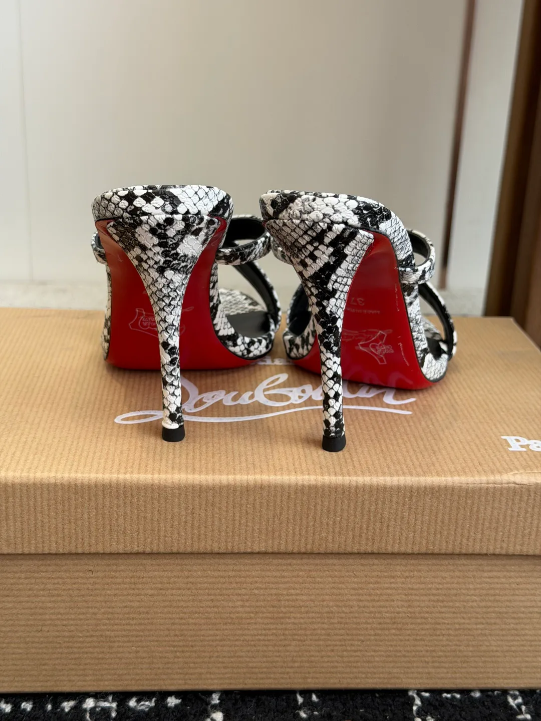Туфли Женские Christian Louboutin 17936550