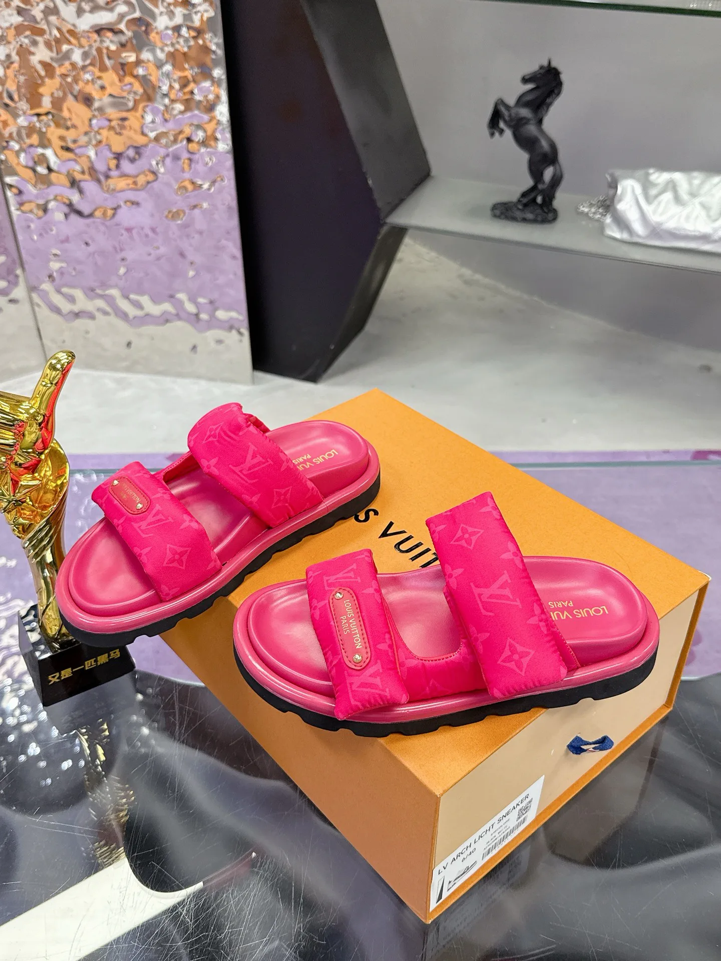 Шлепанцы Женские Louis Vuitton 17530460