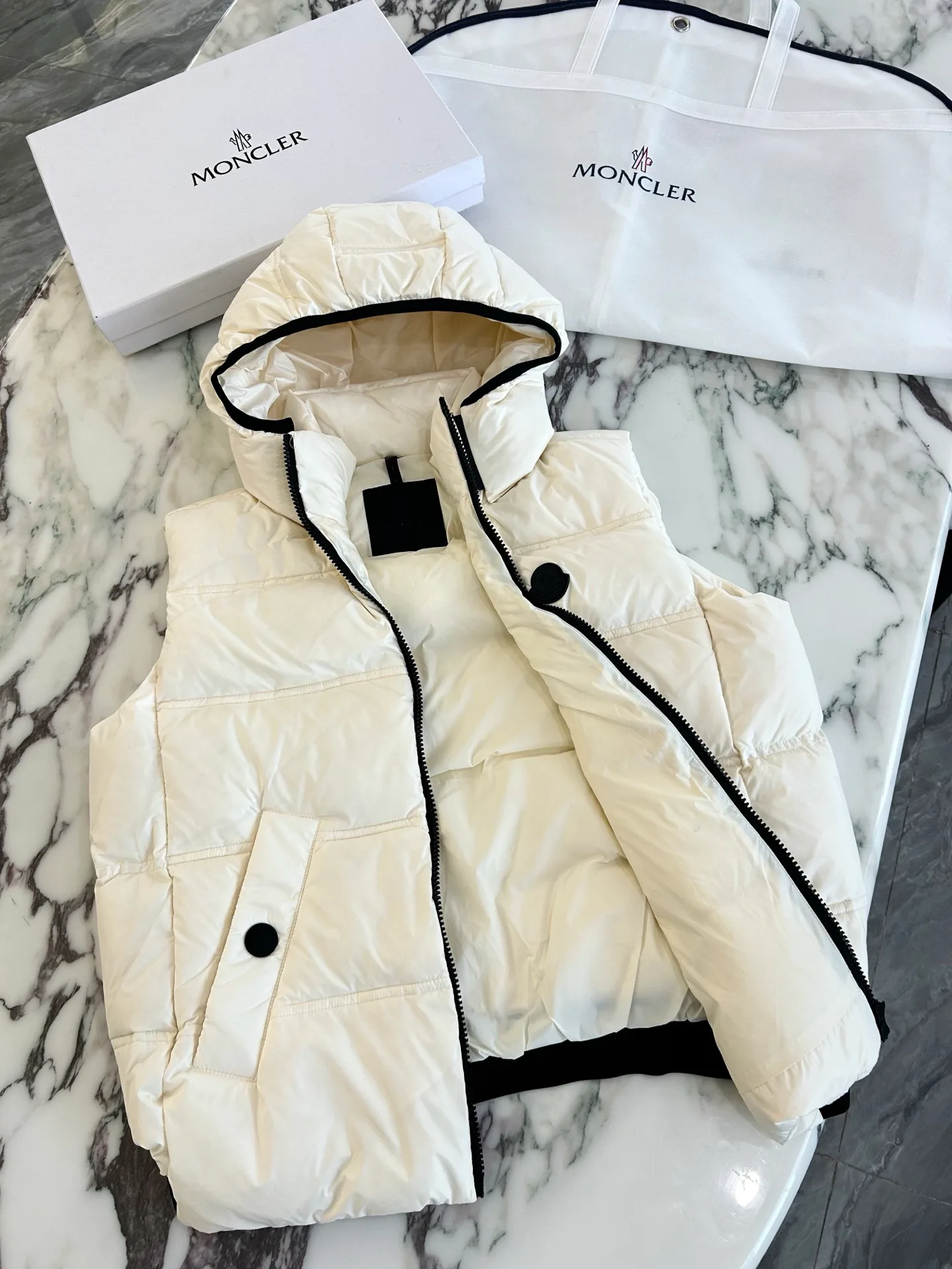 Жилеты Женские Moncler 17904509