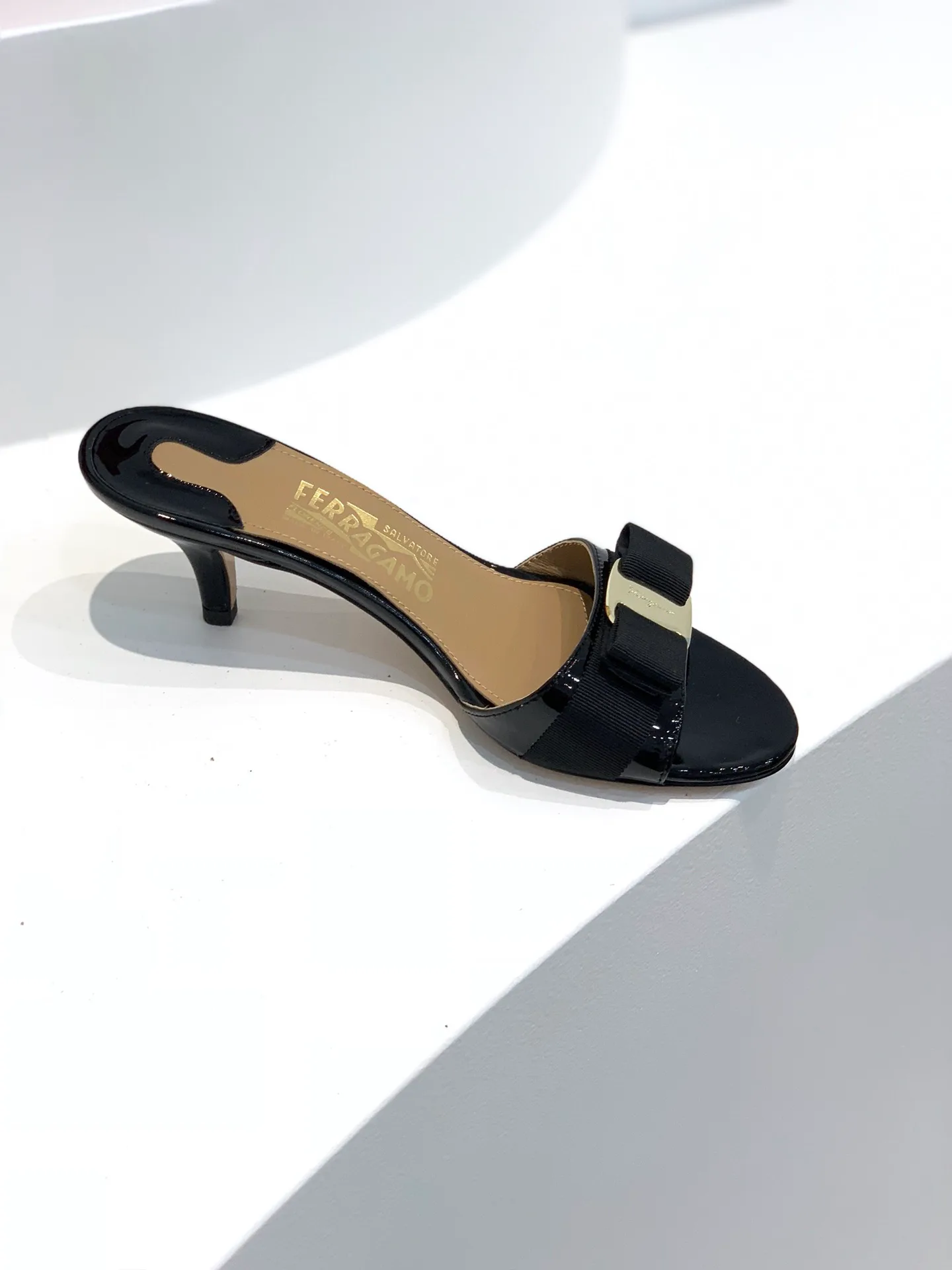 Босоножки Женские Salvatore Ferragamo 17642543