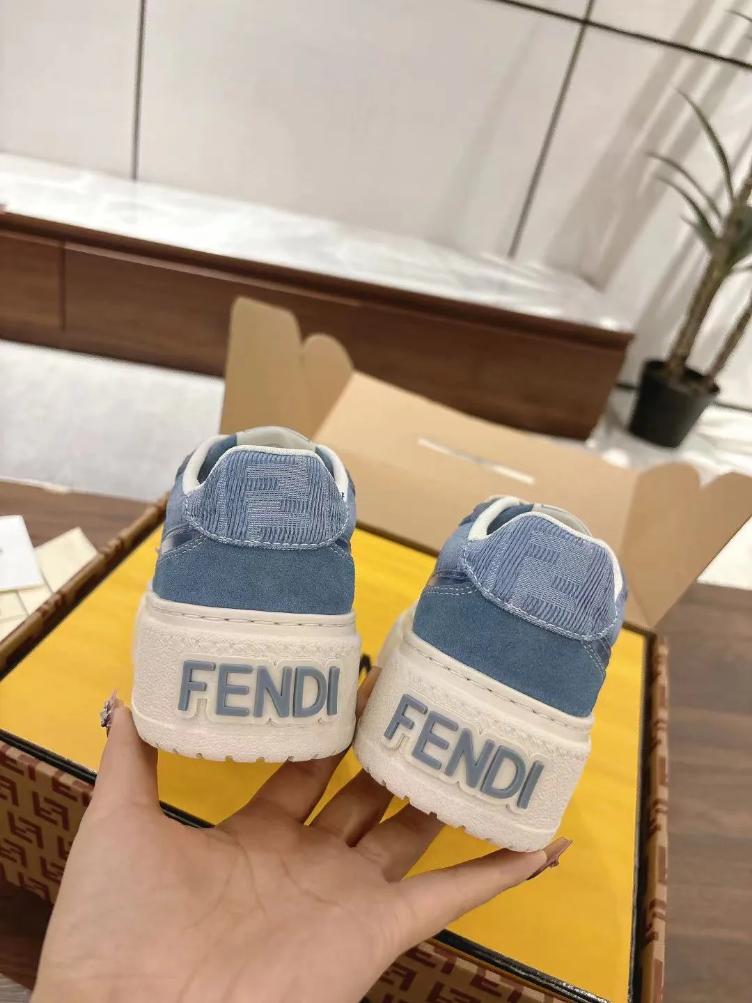 Кроссовки Женские Fendi 18219638