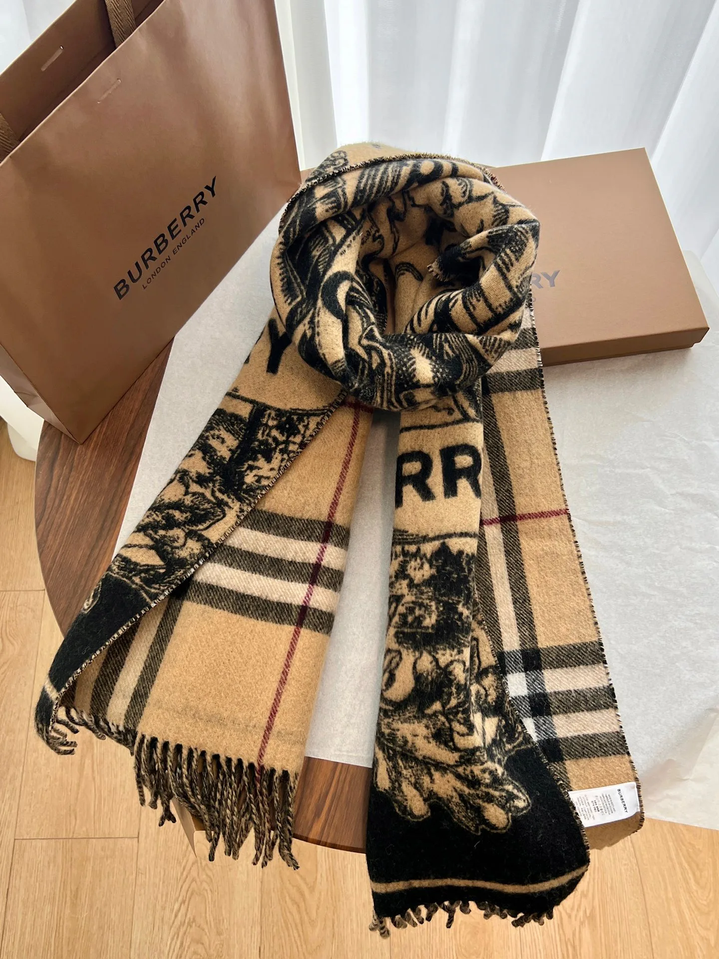 Шарфы Burberry 18659666