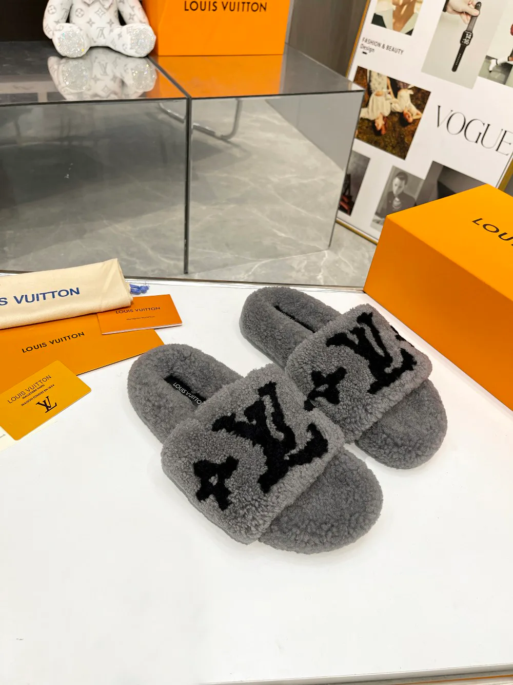 Тапочки Женские Louis Vuitton 18366824