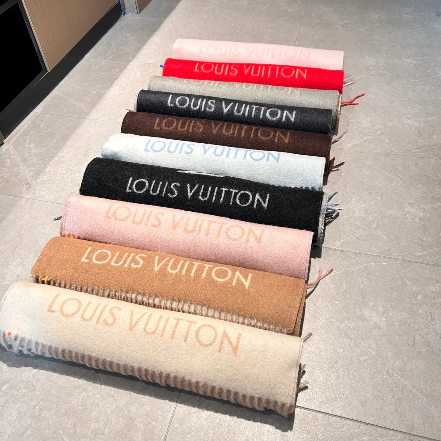 Шарфы Louis Vuitton 18507447