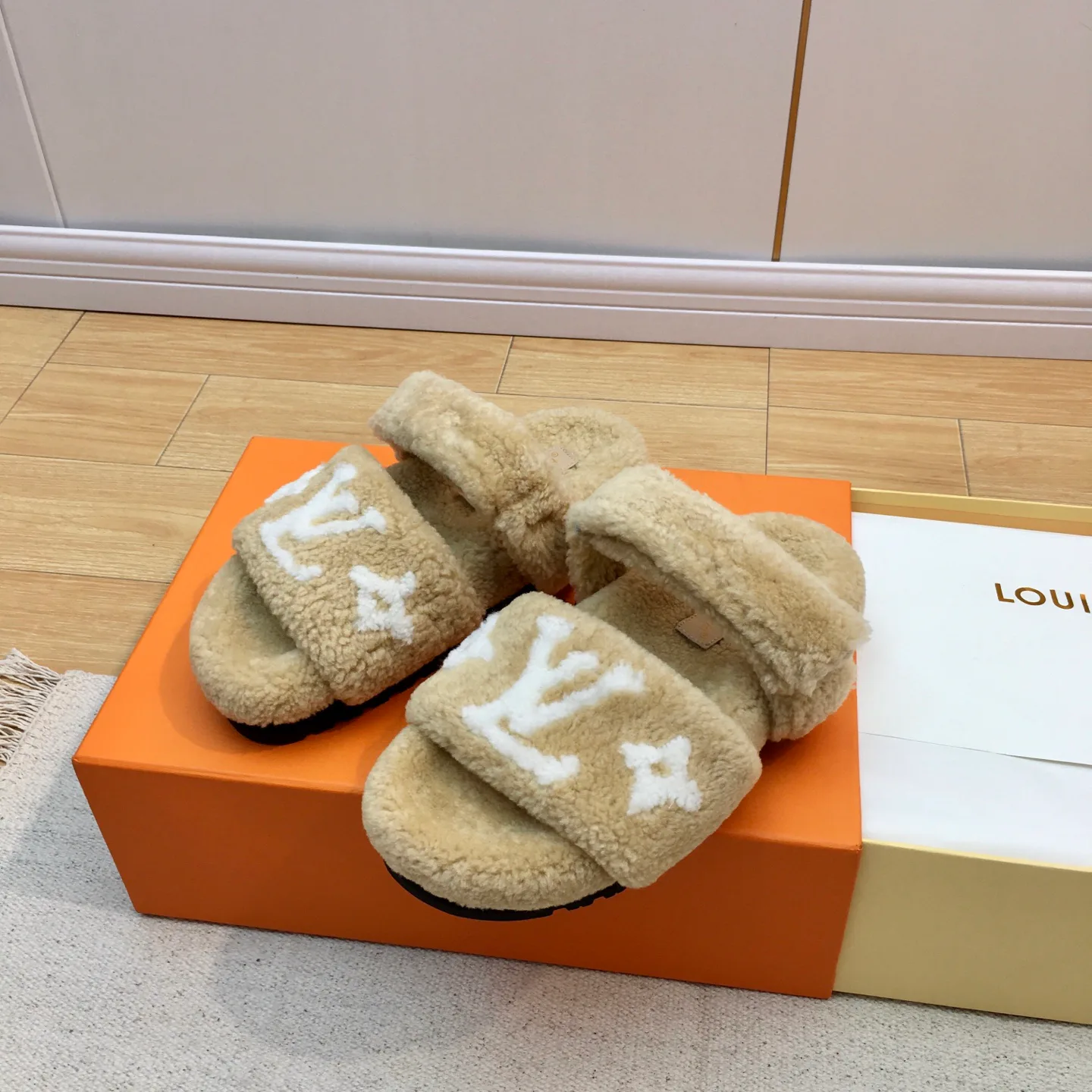 Тапочки Женские Louis Vuitton 19142507