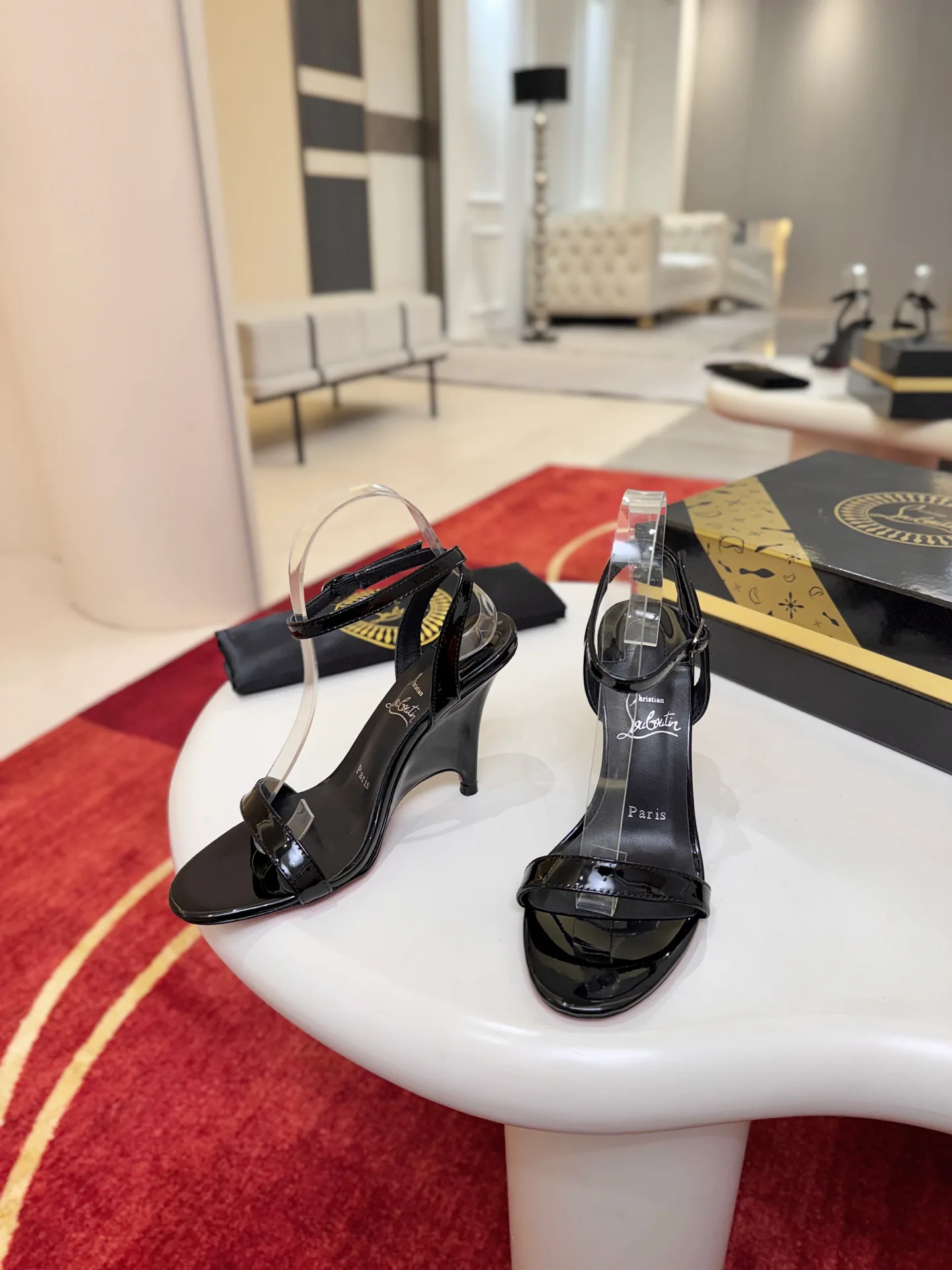 Босоножки Женские Christian Louboutin 18500908