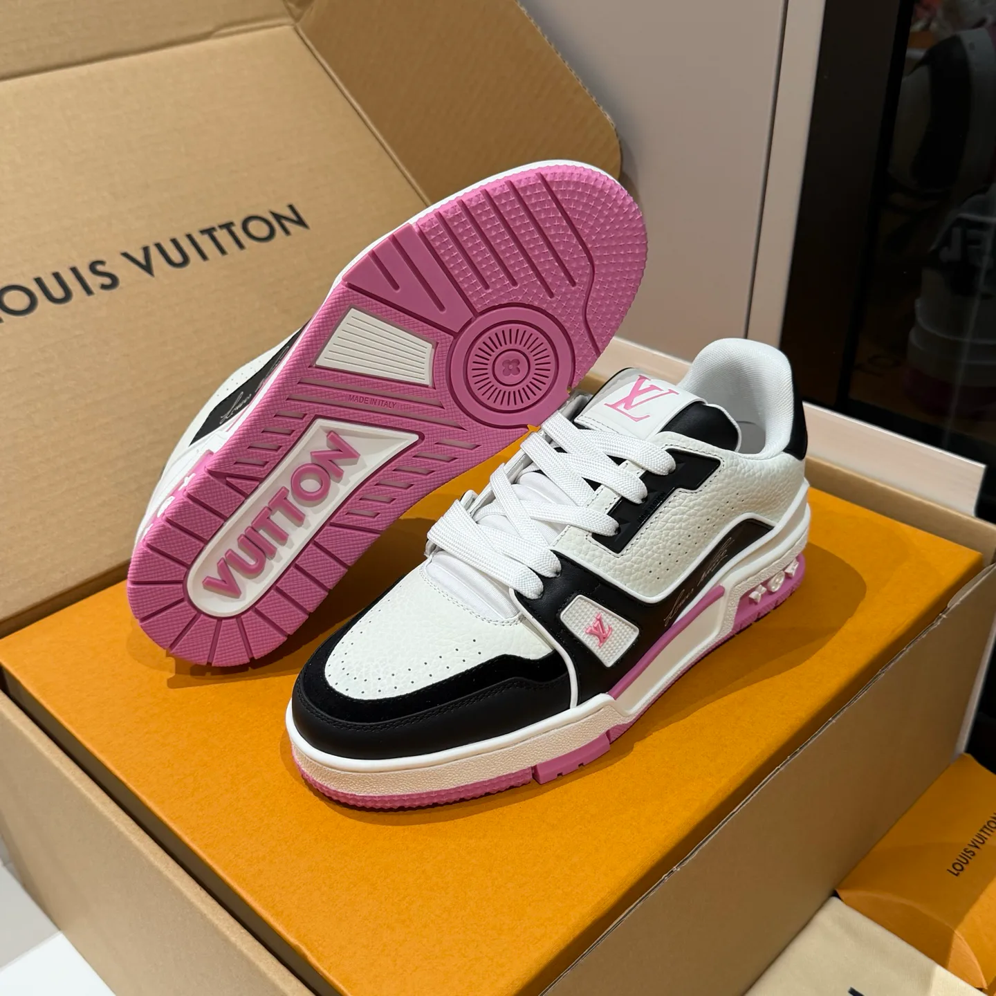 Кроссовки Женские Louis Vuitton 18121557