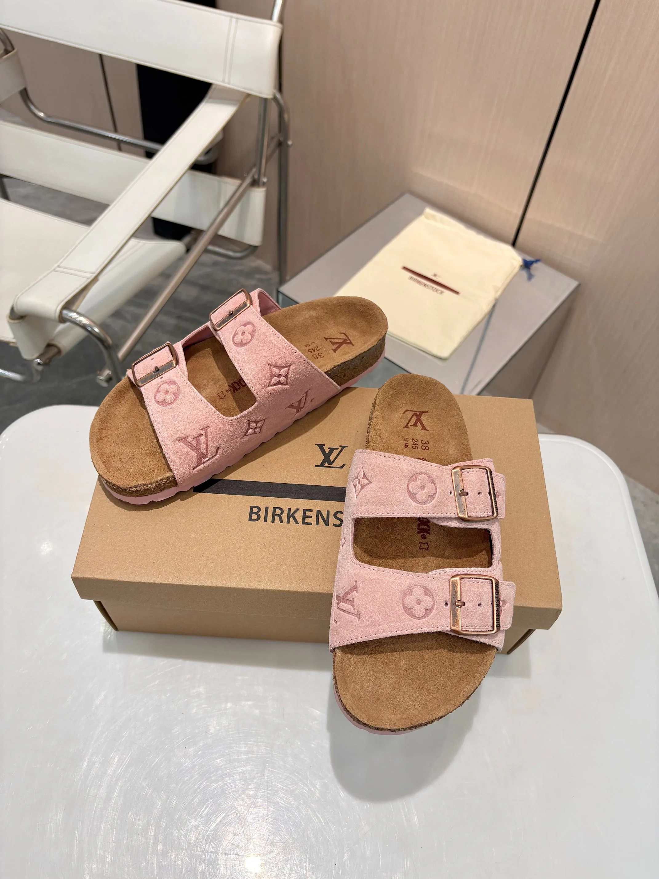 Шлепанцы Женские Louis Vuitton 11468878