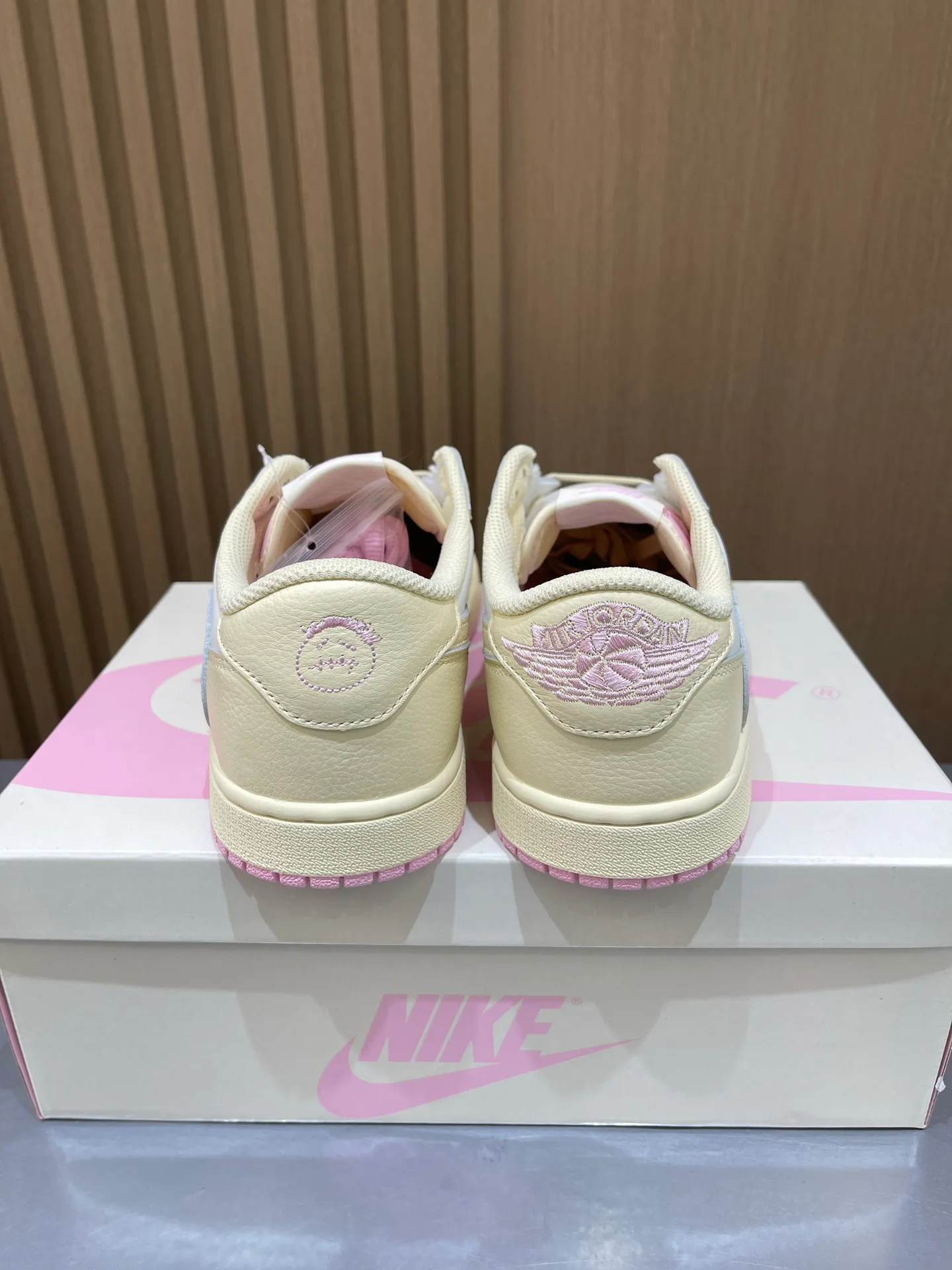 Кроссовки Женские Air Jordan 19539291