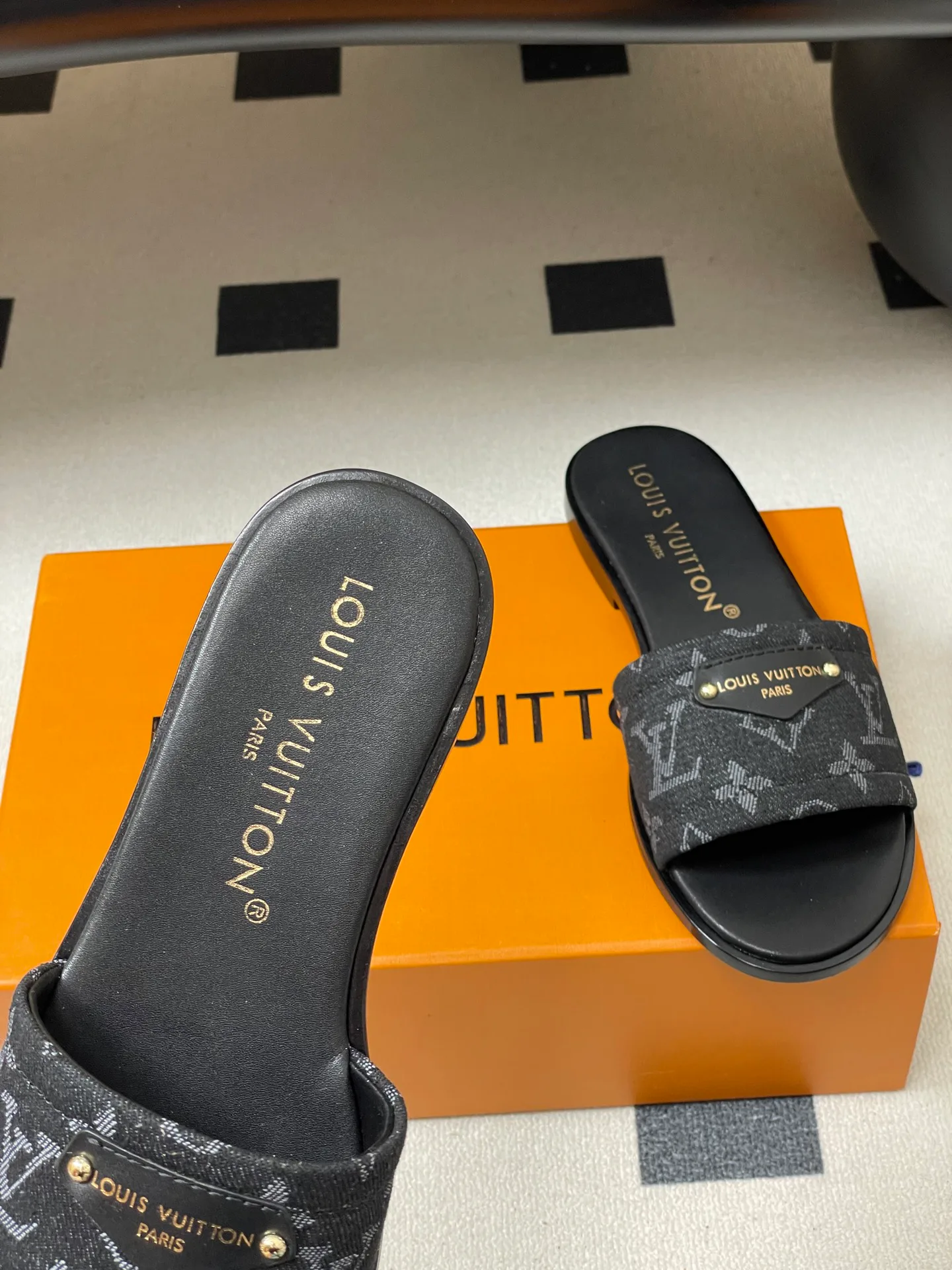 Шлепанцы Женские Louis Vuitton 3361692