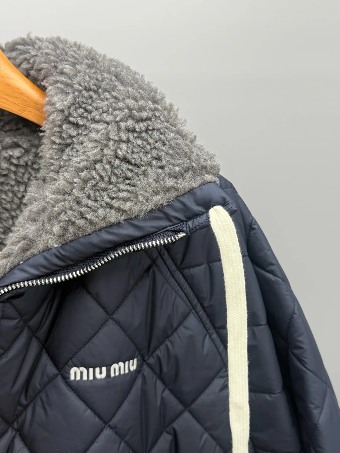 Куртки И Пуховики Женские Miu Miu 18347423