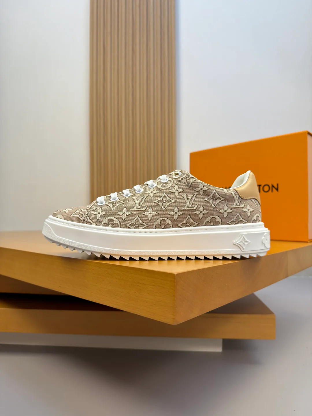 Кроссовки Женские Louis Vuitton 17368526