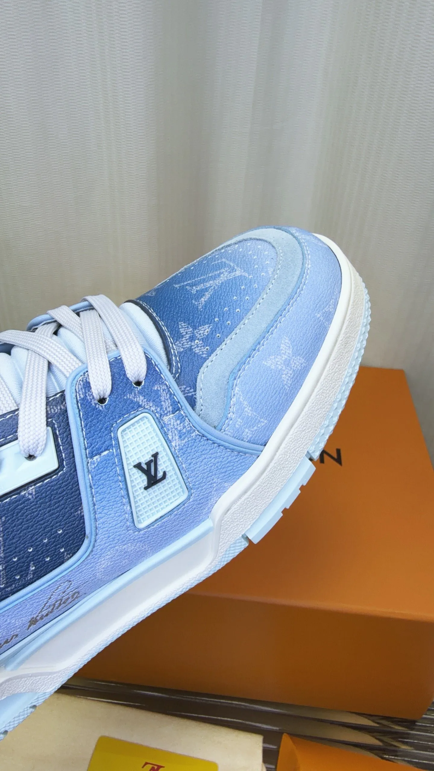 Кроссовки Женские Louis Vuitton 12156533