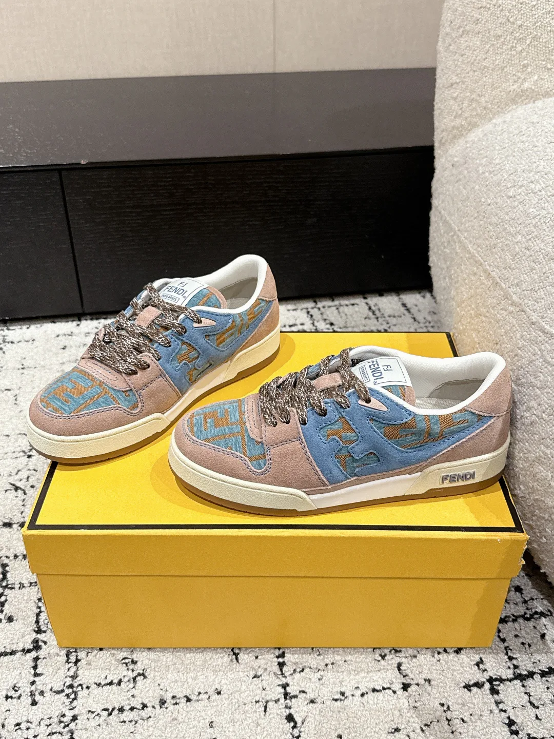 Кроссовки Женские Fendi 11567555