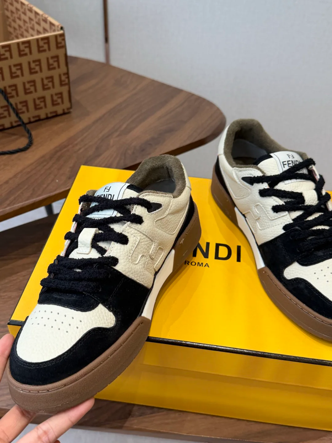 Кроссовки Женские Fendi 17908426