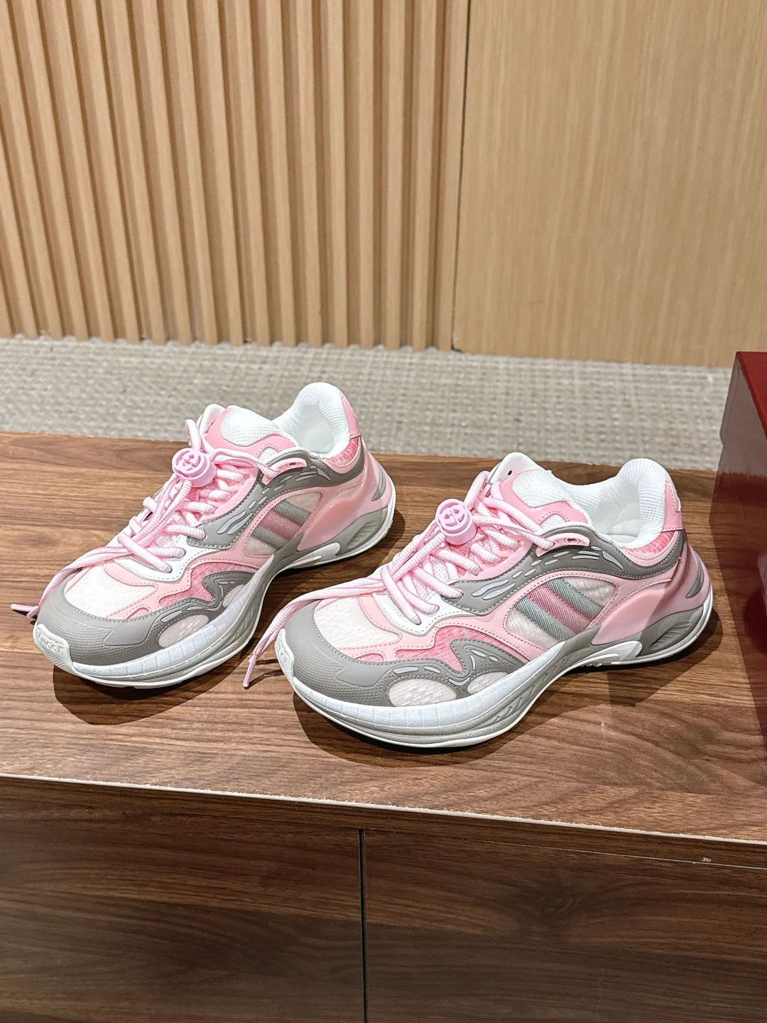 Кроссовки Женские Gucci 18889235