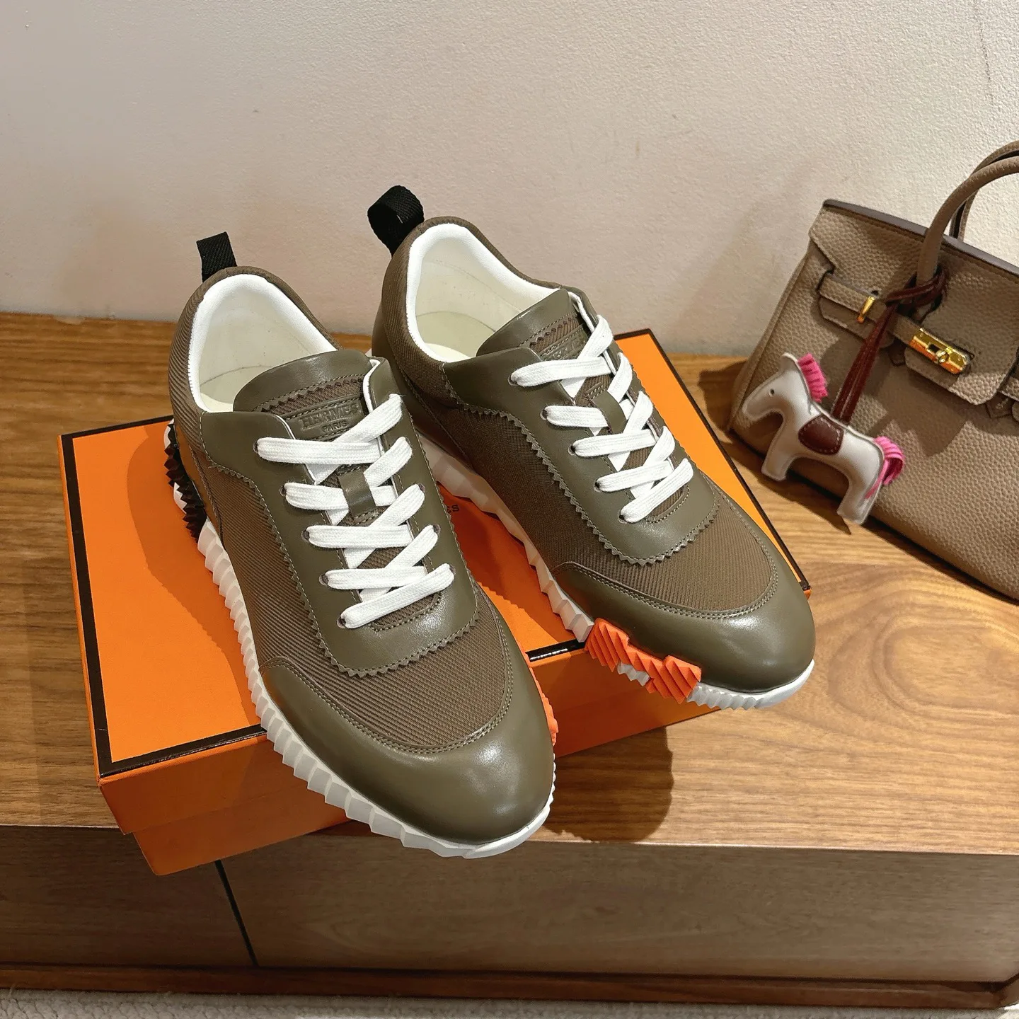 Кроссовки Женские Hermes 18729609
