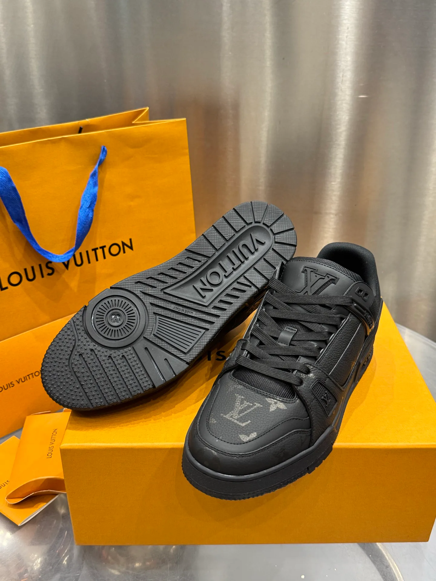 Кроссовки Мужские Louis Vuitton 19073349